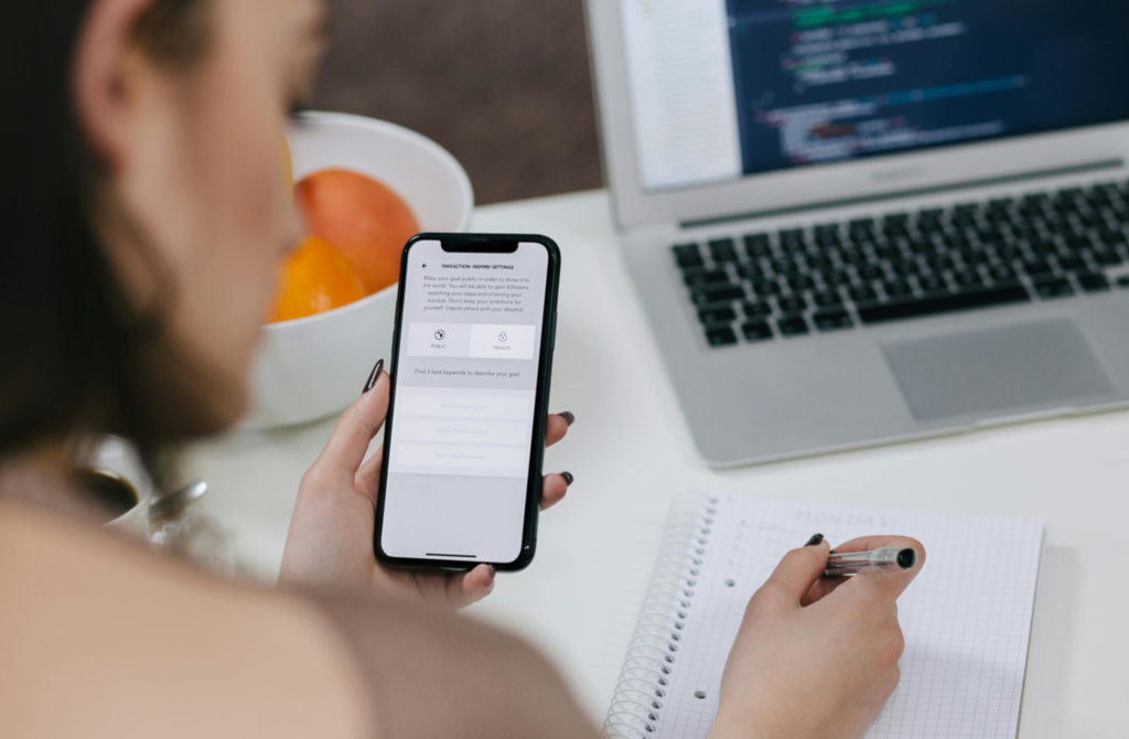What to consider when creating and using IT tools for communication? New theories and new practices.